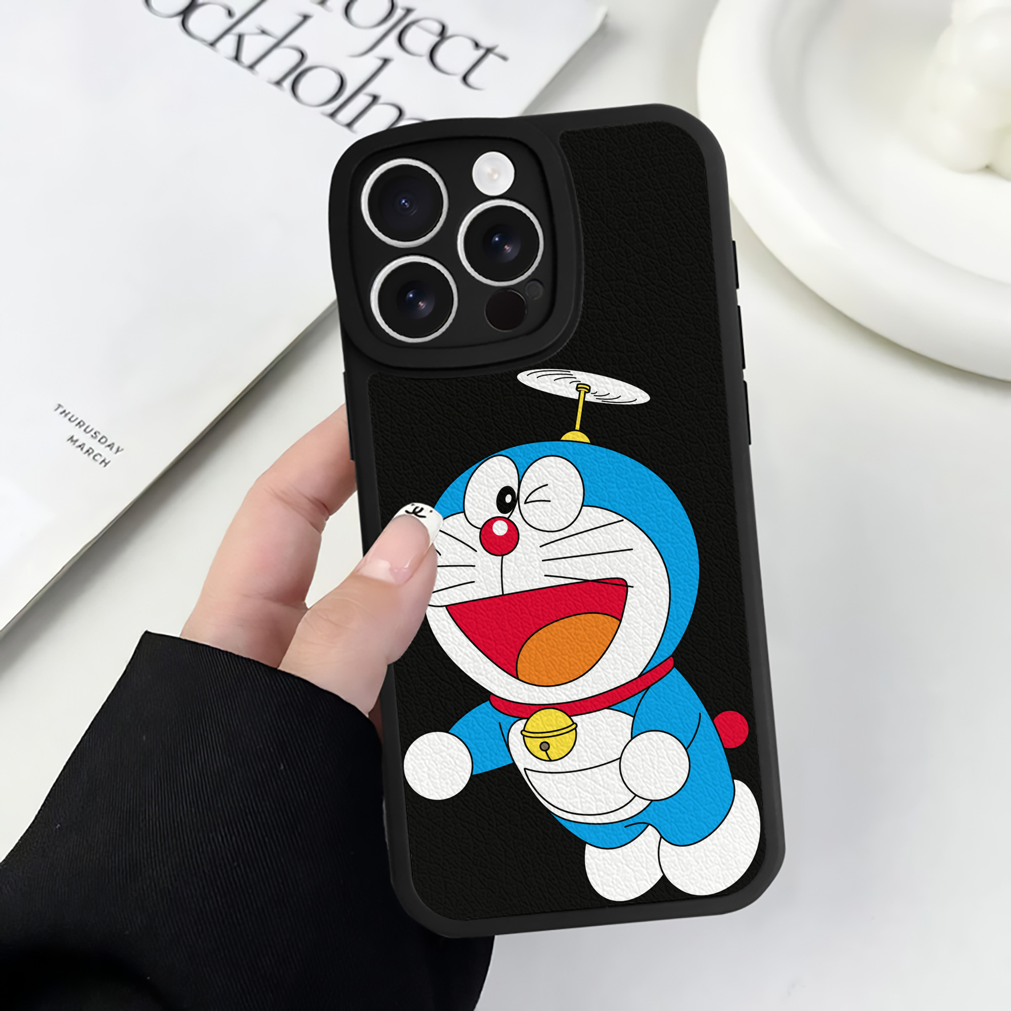 （画像用） ドラえもん Doraemon 【iPhone 16シリーズ対応】シリコンスマホケース（レザー調） 材質：シリコン